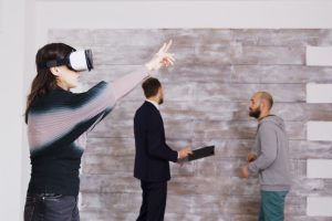 Designa Interaktiva AR/VR Appar för Utbildning och Träning